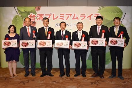 照片左起 林慧玲･國立中興大學教授、卓永財･上銀科技公司董事長、陳英顯･外貿協會行銷專案處處長、謝長廷･駐日代表、張光瑤･台中市副市長、陳益宗･台灣青果運銷合作社理事主席、謝慶昌･國立中興大學副教授


