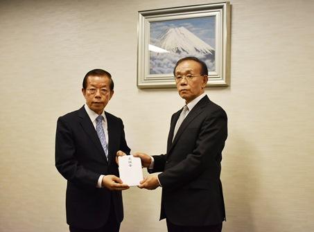 駐日代表謝長廷(照片左)將賑災款交給日本台灣交流協會理事長谷崎泰明(照片右)