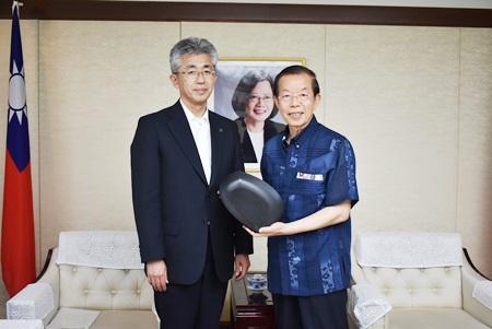 謝長廷･駐日代表〈照片右〉、櫻田宏･弘前市長〈左〉