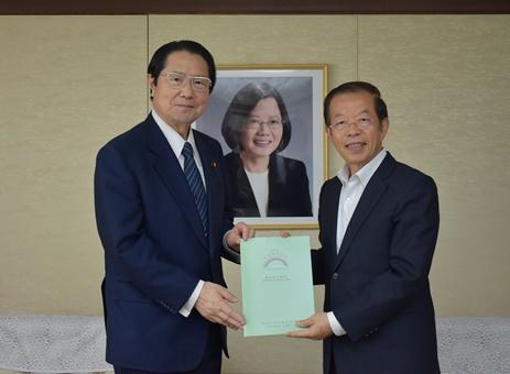 謝長廷･駐日代表〈照片右〉、「亞東親善協會」會長 衛藤征士郎･眾議院議員〈左〉
