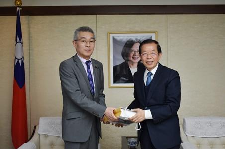 謝長廷･駐日代表〈照片右〉牧義夫･眾議院議員〈左〉

