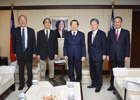 
謝長廷･駐日代表〈照片中央〉與「日美台關係研究所」理事長渡邊利夫〈左2〉等合影
