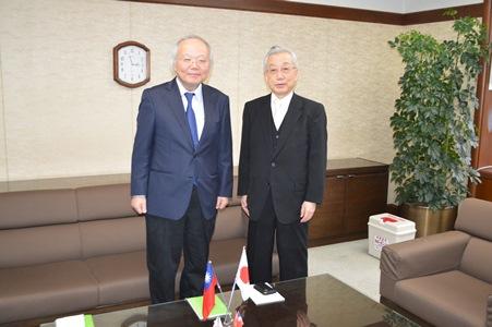 郭仲熙･駐日副代表(照片左)、吉田源彥･北海道神宮宮司(右)