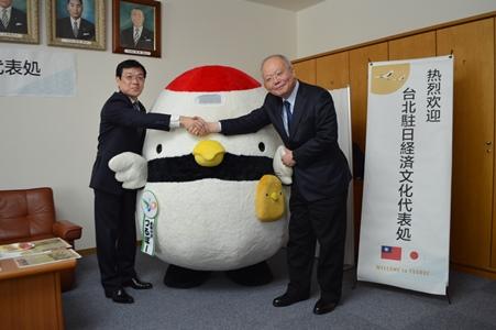 郭仲熙･駐日副代表〈照片右〉、大石正行･北海道鶴居村村長〈左〉