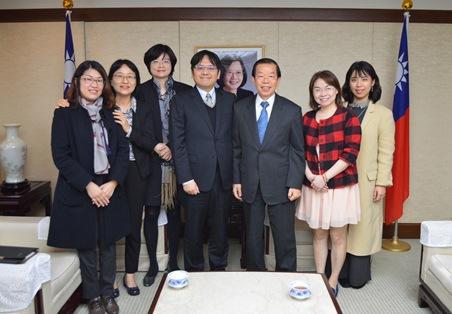 「財團法人法律扶助基金會」等一行來日進行台日法律扶助實務交流
謝長廷･駐日代表〈照片右3〉、周漢威･法律扶助基金會執行長〈左4〉
