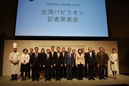 前排左2起 吳麗雪･屏東縣副縣長、游建華･桃園市副市長、謝長廷･駐日代表、黃志芳･中華民國對外貿易發展協會董事長、倪克浩･經濟部國貿局主任秘書、張麗善･雲林縣縣長、許育典･台南市副市長、吳芳銘･高雄市農業局長


