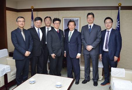謝長廷･駐日代表〈照片右3〉、謝達斌･科技部政務次長〈左4〉
