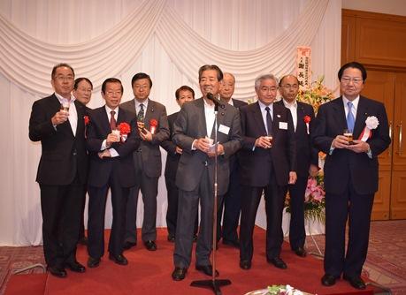 謝長廷･駐日代表〈照片右3〉、衛藤征士郎･「日本台灣親善協會」會長〈右1〉、玉澤德一郎･「日本台灣親善協會」名譽會長〈右4〉

