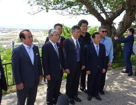 謝長廷･駐日代表(照片前排右1)偕柯文哲･台北市長(前排右2)前往石卷市日和山公園，與 龜山紘･石卷市長(前排左2)就地震災後復原及防災交換意見。