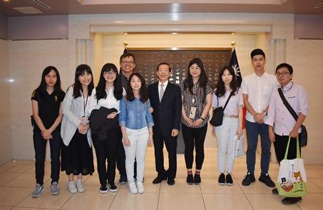 謝長廷･駐日代表(照片右5)、王輝煌･東吳大學副教授(左4)
