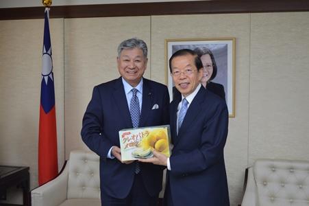 謝長廷‧駐日代表(照片右)、藤繩喜和‧鳥取縣議會議長(左)