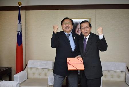 謝長廷‧駐日代表〈照片右〉、剛於六月初第五度當選連任的三村申吾‧青森縣知事〈左〉

