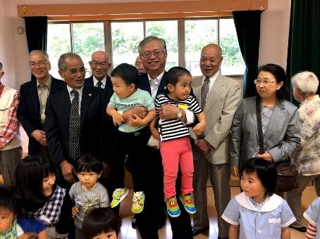 駐日副代表蔡明耀(中)訪問台灣資金援建之「日台厚重情誼保育園」並與保育員幹部及幼童們合影。