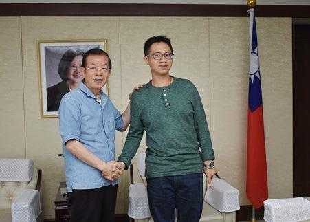 紐約國際身障鋼琴大賽金牌得主李尚軒(照片右)拜會駐日代表謝長廷(左)。李尚軒應邀於9月10日在東京澀谷國立奧林匹克紀念青少年中心所舉辦的第4屆紐約國際身障鋼琴大賽得獎者音樂會中演出。
