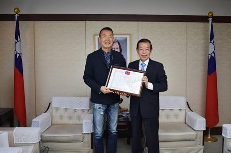 為感謝 中野善壽･寺田倉庫前代表取締役(照片左)長年來推動台日文化交流及增進日本對台灣理解之貢獻，謝長廷･駐日代表(照片右)特頒發感謝狀致謝。
