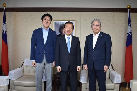 謝長廷･駐日代表(照片中)、小川克巳･參議員(照片右)、佐藤啟･參議員(照片左)
