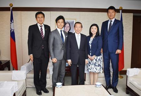 謝長廷･駐日代表(照片中央)、小林史明･自民黨青年局長/眾議院議員)(左2)、武井俊輔･青年局長代理/眾議院議員(左1)、朝日健太郎･青年局長代理/參議院議員(右1)、牧島かれん(KAREN)･青年局國際部長/眾議院議員(右2)
