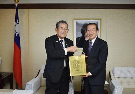 謝長廷･駐日代表〈照片右〉，「秋田縣日台友好議員連盟」今年10月4日新成立，擔任首任會長的 北林康司･秋田縣議會議員
