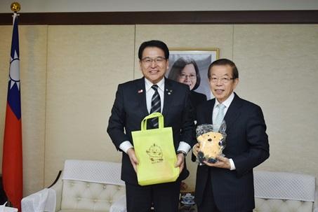 謝長廷･駐日代表(照片右)、千葉健司･粟原市長(左)
