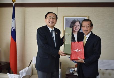 謝長廷･駐日代表･〈照片右〉、三村申吾･青森縣知事〈左〉。三村知事於12月中旬訪問台灣促銷青森蘋果，並洽談推動青森縣與台灣的經貿合作、觀光與教育交流等事宜。
