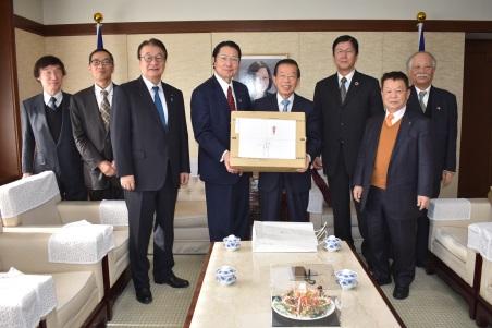 謝長廷･駐日代表(照片右4)、衛藤征士郎･日本台灣親善協會會長/眾議院議員(左4)、山本順三･該會副會長/參議院議員(左3)、並木正芳･該會副會長/前眾議院議員(右3)及該會理監事一行。該會並致贈代表處口罩。
