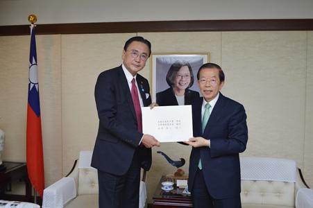 謝長廷･駐日代表(照片右)請古屋圭司･日華議員懇談會會長(照片左)轉交蔡英文總統向日華議員懇談會顧問、安倍晉三首相致謝之信函。古屋會長也再次表達支持台灣參加世界衛生組織(WHO)。
