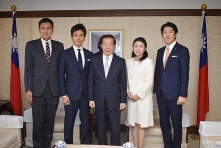 謝長廷･駐日代表(照片中央)、小林史明･自民黨青年局長/眾議院議員(左2)、武井俊輔･青年局長代理/眾議院議員(左1)、牧島かれん(KAREN)･青年局國際部長/眾議院議員(右2)、佐藤啟･青年局國際部副部長/參議院議員(右1)

