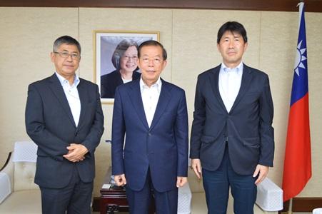 謝長廷･駐日代表〈照片中央〉、村田純一･時事通信綜合研究所代表取締役〈左〉