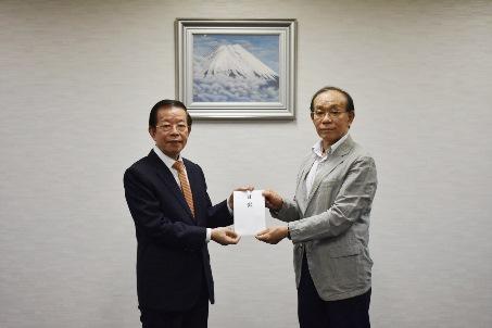 謝長廷･駐日代表(照片左)將捐款目錄交給 谷崎泰明･日本台灣交流協會理事長(右)
