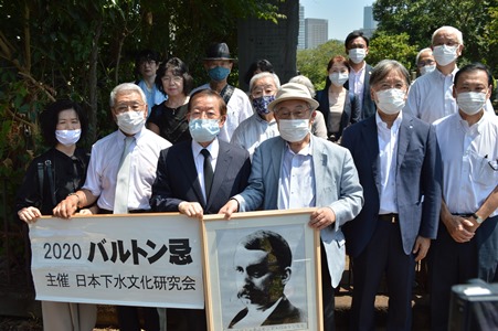 駐日代表謝長廷(前排左3)與日本下水道文化研究會代表稻場紀久雄(前排左4)等人共同前往東京青山墓園巴爾頓先生墓前致意。
