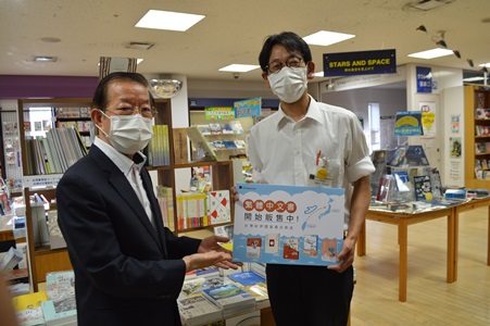 謝長廷･駐日代表(左)、舟木幹男･Books Kinokuniya Tokyo店長(右)