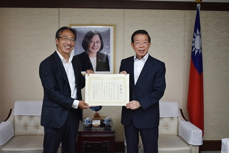 謝長廷･駐日代表(右)、吉田京太･日經廣播公司社長(左)
日經廣播公司「21世紀的臺灣與日本〜尋找臺灣的活力」節目今年滿20週年，吉田社長致贈感謝狀予謝代表感謝駐日代表處協助製播該節目。

