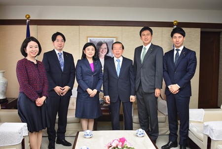 謝長廷･駐日代表(照片右3)、牧島かれん(KAREN)･自民黨青年局長/眾議院議員(左3)、小倉將信･青年局長代理/眾議院議員(左2)、自見はなこ(HANAKO)･青年局長代理/參議院議員(左1)、武井俊輔･青年局國際部長/眾議院議員(右2)、中曾根康隆･青年局國際部副部長/眾議院議員(右1)

