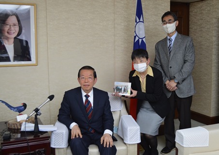 謝長廷･駐日代表(左) 與「21世紀的臺灣與日本」節目主持人山本直也(右1)、市村潔子(右2)合影。