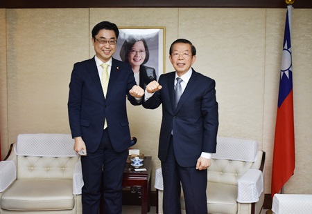 謝長廷･駐日代表(照片右)、秋野公造･參議院議員/公明黨(左)
