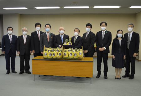 謝長廷·駐日代表(右5)致贈臺灣產鳳梨予山口縣，由柳居俊學·山口縣議會議長(左5)代表接受。陳忠正·台北駐大阪經濟文化辦事處福岡分處處長(右④)、島田教明·山口縣議會促進日台友好議員聯盟會長/山口縣議會議員(左4)