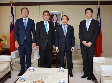 謝長廷•駐日代表(照片右2)與加賀市議會議員 高辻伸行(左2)、稻垣清也(左1)、上田朋和(右1)合影
去年10月26~27日在加賀市舉行第6屆「臺日交流高峰會」，高辻議員擔任會議實行委員會會長，稻垣議員擔任副會長，上田議員擔任事務局長。