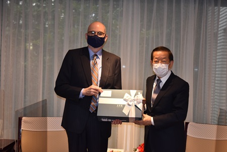 駐日代表謝長廷(照片右)代蔡英文總統致贈禮品予美國新任駐日本大使館代辦Raymond Greene(左)

