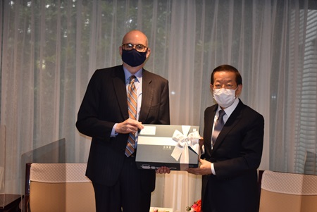 駐日代表謝長廷(照片右)代蔡英文總統致贈禮品予美國新任駐日本大使館代辦Raymond Greene(左)

