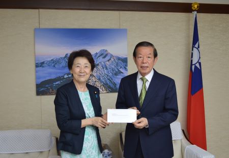謝長廷･駐日代表(照片右)、山谷惠里子･參議院議員(左)
