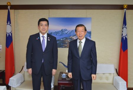 謝長廷･駐日代表(照片右)、塩田康一･鹿兒島縣知事(左)
