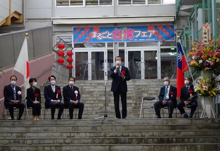 謝長廷･駐日代表(照片中央)於開幕儀式中致詞，田中良･杉並區長(左4)、大和田伸･杉並區議會議長(左3)、山本廣子･杉並區議會副議長(左2)、井上泰孝･杉並區交流協會理事長(左1)