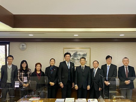 駐日副代表李世丙(照片中央)、駐日代表處顧問鄒幼涵(左4)、臺灣科學技術協會理事長黃野銀介(右4)。
雙方就強化駐地科研社團組織鏈結及深化學術暨產業面向臺日科技合作進行意見交流。
