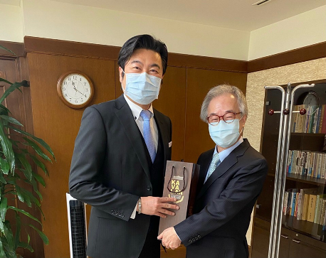 東京大學特任教授北森武彥（照片右）(亦為瑞典皇家科學院、隆德大學名譽客座教授及我國清華大學玉山榮譽講座教授)拜會代表處，本處李公使（左）接見，科技組陪同與會，雙方就國際產官學研鏈結及人才交流等議題交換意見。
