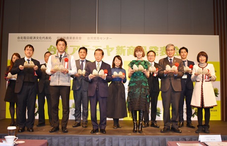謝長廷･駐日代表(照片前排左3)、陳英顯･外貿協會台貿中心東京事務所所長(前排右2)、渡邊滿理奈･日本女星 (前排右3)
