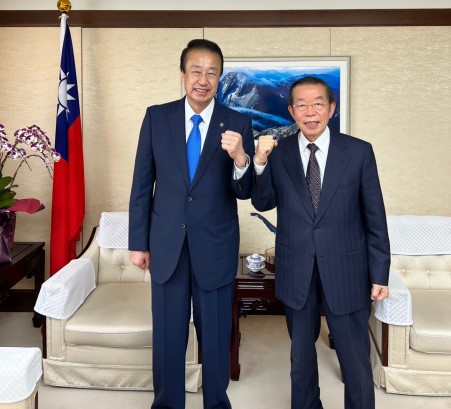 日本石川縣加賀市宮元陸市長到訪本處拜會駐日代表謝長廷並就大學合作及人才培育交流洽談，謝代表表示很高興自育櫻會後再次見到宮元市長，相信就大學合作及人才培育均是雙邊非常重視的議題，有關臺日科技合作事宜，駐日代表處也會持續提供相關資訊促進雙邊交流。駐日代表謝長廷（右）與宮元陸市長(左)合影


