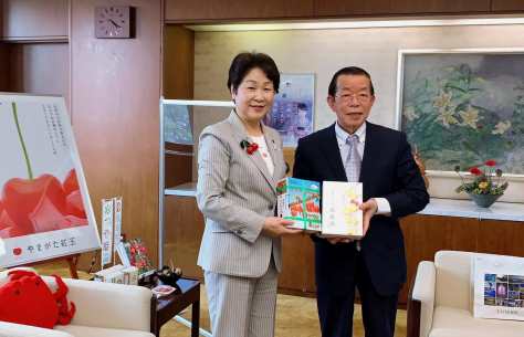 謝長廷･駐日代表(照片右)、吉村美榮子･山形縣知事(左)

