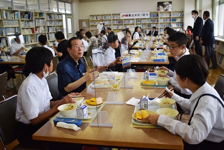 駐日代表謝長廷(照片正面左2)與學生一同享用營養午餐，並回答學生的問題、介紹臺灣。
