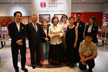 蔡明耀･駐日副代表(左2)、林真理子･作家(左4)以及林百貨店創業家族後代等合影