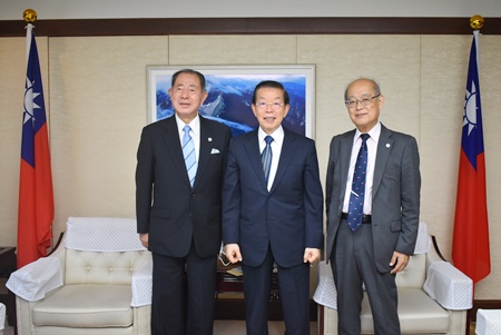 謝長廷･駐日代表(照片中央)、「NPO法人育櫻會」會長松澤寬文(左)、理事長片木裕一(右)
